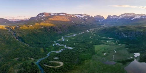 Laddjujohka River, Kebnekaise Massif in the background, Nikkaluokta, Lapland, Sweden, Europe