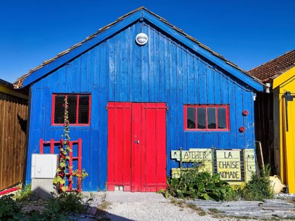 Colourful cottage, blue wooden façade, red door and windows, studio, Le Château-d'Oléron, Oleron