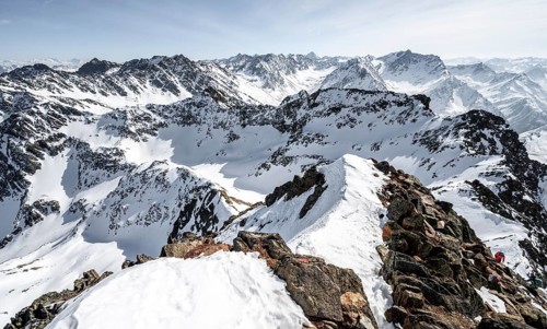 Summit ridge of Sulzkogel, view of snow-covered mountain panorama, behind summit Zwieselbacher