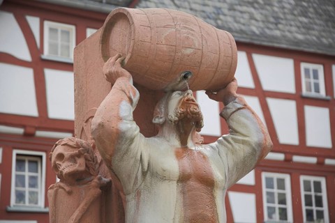 Drunkard fountain, Hattstein fountain with robber baron Friedrich von Hattstein and wine barrel,