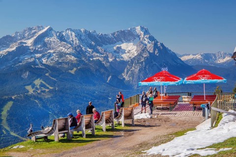 Sun loungers on the Wank 1780m with Zugspitzgruppe 2962m, Garmisch-Partenkirchen, Loisachtal,