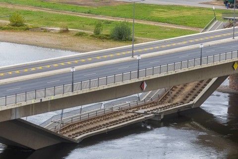 In the early hours of the morning, a section of the Carola Bridge collapsed for unknown reasons.