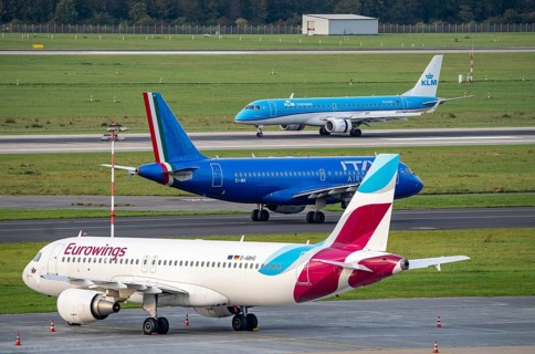 Düsseldorf Airport, KLM Cityhopper Embraer ERJ-190, lands, ITA Airways, Airbus A319-100, on the
