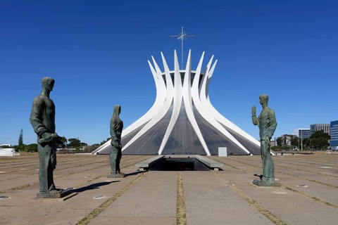St Mark, St Luke and St John the Evangelists statues by Alfredo Ceschiatti and Dante Croce in front