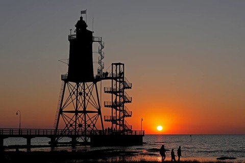 Sunset, lighthouse Obereversand, silhouettes, people, North Sea, Dorum-Neufeld, Wurster Land, Lower