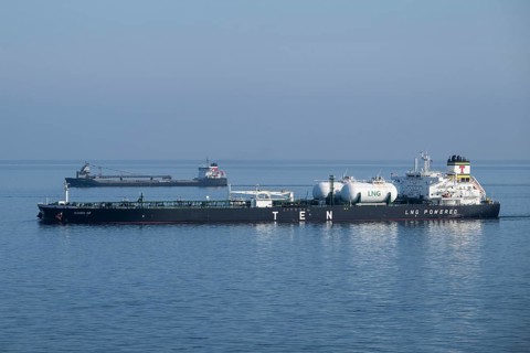 Crude oil tanker Njord DF, 250m length, 44m height, flag Greece, Baltic Sea
