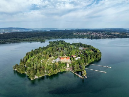 The island of Mainau in Lake Constance with the jetty and the baroque Mainau Castle, built between