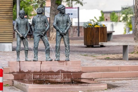 Staffelbrunserbrunnen Miltenberg. The fountain figures depict three boys urinating in a pool of
