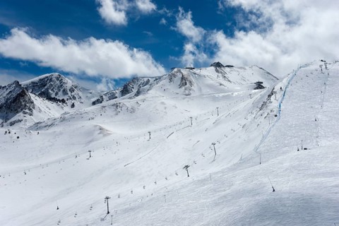 Winterliches Skigebiet in den Bergen mit Skiliften und blauem Himmel, Skigebiet, Landschaft bei El