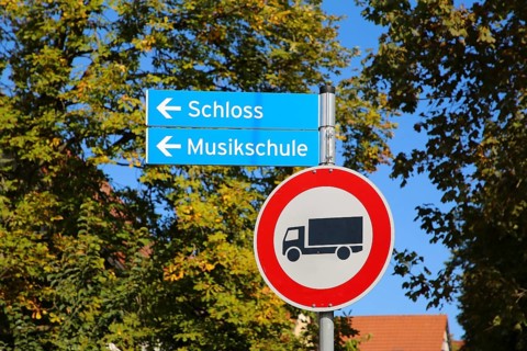 Signpost to Pfullingen castle and music school, traffic sign, traffic sign, lorry ban, ban on heavy