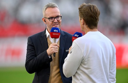 Chief Sports Officer Alexander Wehrle VfB Stuttgart interview Microphone Logo SKY presenter Michael