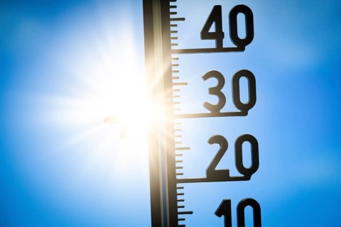 Symbolic image, global warming, A thermometer shows a high temperature under a bright sun in a