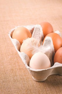 Frische Eier, in Pappbehältern, Wagen, braun