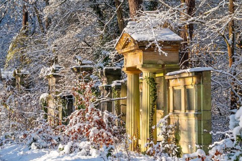 Grave walls in the snow, Südwest-Kirchhof, historic cemetery in Stahnsdorf, Potsdam-Mittelmark,
