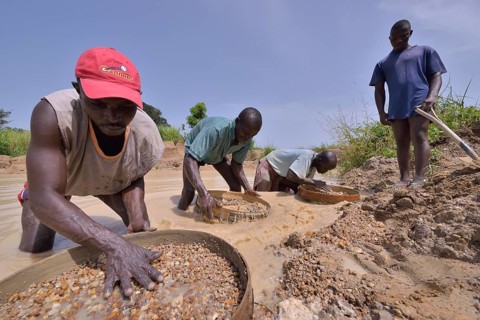 Diamond hunters searching for diamonds in a mine with sieves and shovels, near Koidu, Koidu-Sefadu,