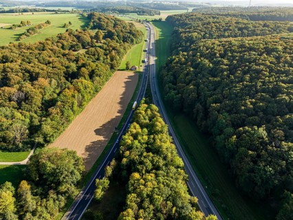 A8 motorway near Hohenstadt in the Swabian Alb. The two directional carriageways separate here. For