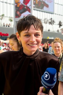 Emma Corrin, DEADPOOL & WOLVERINE (cinema release: 24.07.2024), red-yellow carpet at the fan event