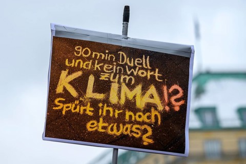 Poster at the Fridays for Future climate strike in front of the Bundestag elections: 90 minutes of