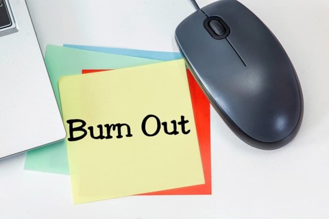 Note with the inscription BURN OUT on a desk