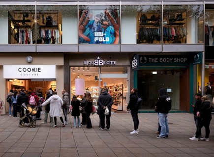 People, customers, queue in front of COOKIE COUTURE, new American cuisine, food, Königsstraße,