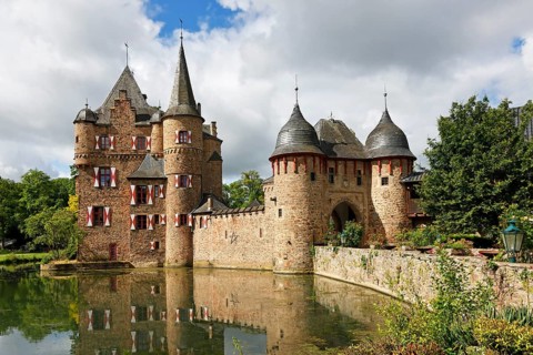 Satzvey Castle, medieval moated castle, Mechernich, Satzvey, Euskirchen district, castle in the