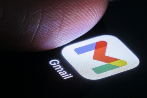 The Gmail app can be seen on your smartphone next to a finger. Berlin, 27.03.2024