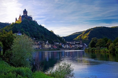 Town view of Cochem on the Moselle with Reichsburg Castle, Rhineland-Palatinate, Germany, Europe
