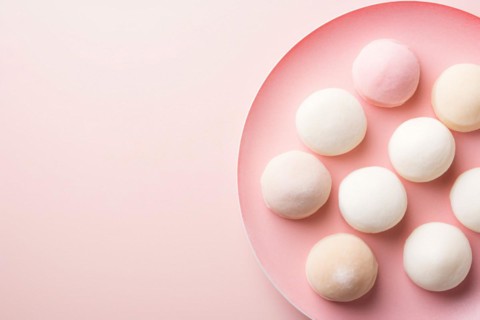Top view of plate with Japanese mochi on pastel background. KI generiert, generiert, AI generated