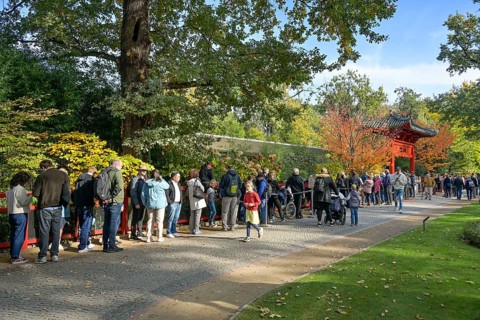 18.10.2024. Long queue of people in front of the Panda Garden to see the newborn pandas,