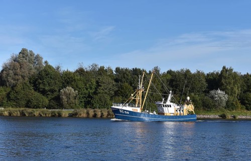 Crab cutter Heimdall sailing through the Kiel Canal, Kiel Canal, Schleswig-Holstein, Germany,