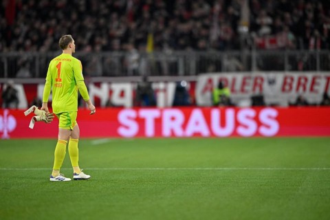 Goalkeeper Manuel Neuer FC Bayern Munich FCB (01) leaves the pitch after a red card, perimeter
