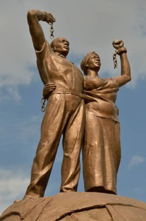 Sculpture of a black couple who rips the chains of white subjugation, symbol end of slavery, in