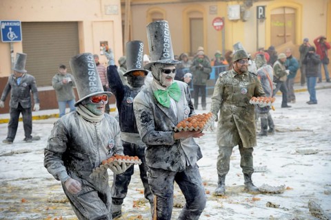 Els Enfarinats flour fight, rebels, armed with flour, eggs and firecrackers, take over the regiment