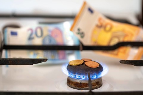 Gas flame, gas, gas price, small change, banknotes, euro, symbolic image, Germany, Europe