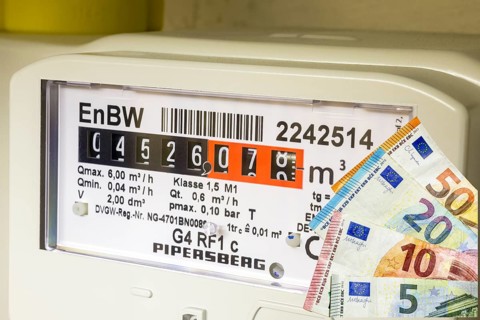 Gas meter, consumption meter, natural gas, rising gas prices, banknotes, EnBW, Germany, Europe