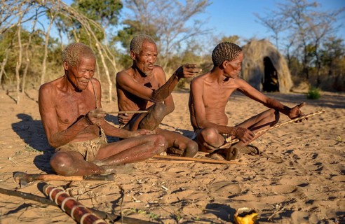 Bushmen of Ju/' Hoansi-San sitting on the ground, village //Xa/oba, near Tsumkwe, Otjozondjupa