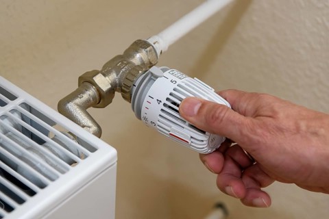Thermostat of heater is set to high heat output level 5, setting of heater thermostat for high room