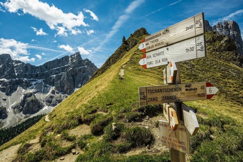 Hiking trail sign, Odle peaks, Val di Funes, Sass Rigais, Dolomites, South Tyrol, Italy, Europe