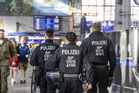 Riot police, police officers in uniform on patrol, Munich central station, Bavaria, Germany, Europe