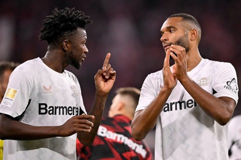 Edmond Tapsoba Bayer 04 Leverkusen (12) in conversation, discussion with Jonathan Tah Bayer 04