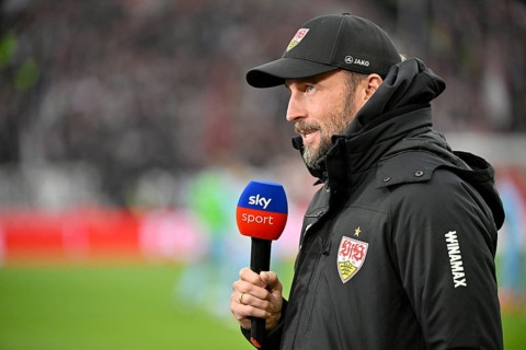 Coach Sebastian Hoeneß VfB Stuttgart, portrait, interview, microphone, mike, logo, SKY, MHPArena,