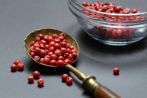 Pink Pepper berries, Red Pepper in spoon, Schinus berries