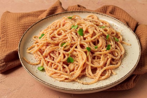 Spaghetti carbonara, in creamy garlic sauce, pasta in white sauce, homemade, no people