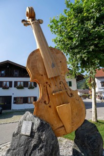 Wooden sculpture of a violin, monument, Im Gries, Mittenwald, Werdenfelser Land, Upper Bavaria,