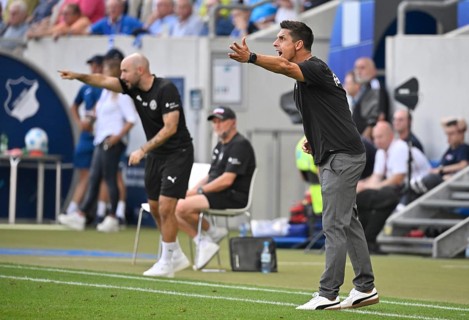 Coach Marcel Rapp Holstein Kiel KSV on the sidelines, gestures, gesture, behind him co-coach