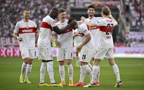 Cheering, goal celebration VfB Stuttgart around Deniz Undav VfB Stuttgart (26) Serhou Guirassy VfB