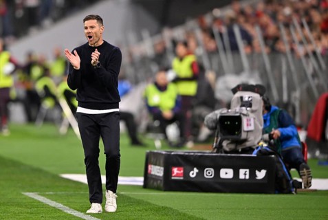 Coach Xabi Alonso Bayer 04 Leverkusen on the sidelines, gesture, gesture, encouraging, TV camera,
