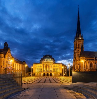 Sights on Theatre Square at night: Opera House, Petrikirche, Hotel Chemnitzer Hof in Bauhaus