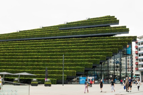 Kö-Bogen II office and commercial building, façade planted with hornbeam hedges, architect