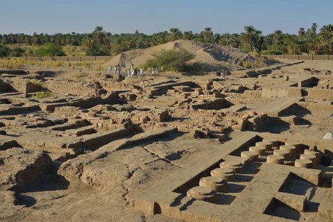 Workers digging in the excavation field of Dukki Gel, near Kerma, Northern State, Nubia, Nile